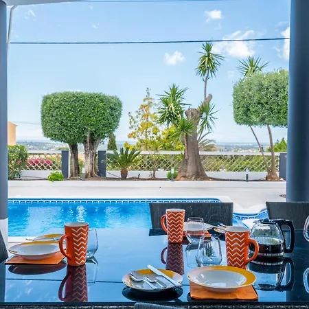 Vila Casa Laranja Three Bedroom *