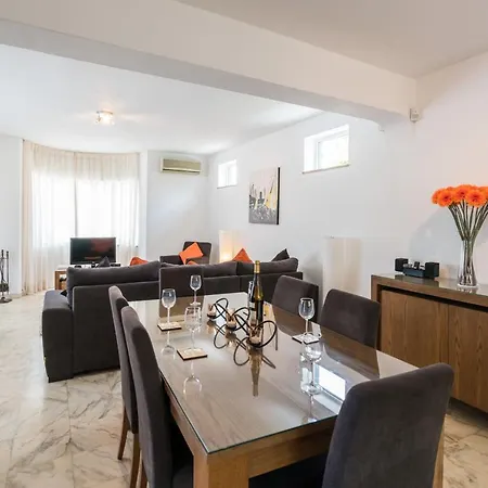 Casa Laranja Three Bedroom فيلة