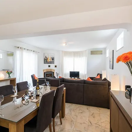 Casa Laranja Three Bedroom Лоле