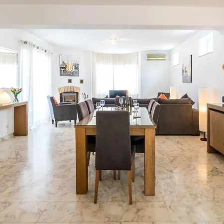 Casa Laranja Three Bedroom Лоле